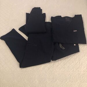 Figs 3 piece bundle. Catarina top/Salta underscrub/Yola Yoga bottom.